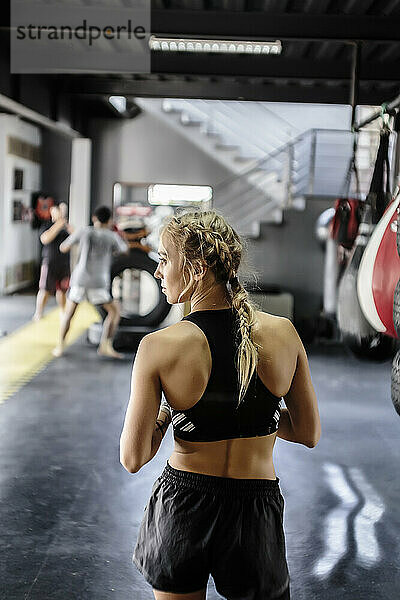 Rückansicht einer jungen Frau im Kickbox-Fitnessstudio  Seminyak  Bali  Indonesien