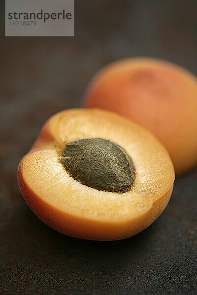 Aprikose spaltet sich auf  um den Kern freizulegen.