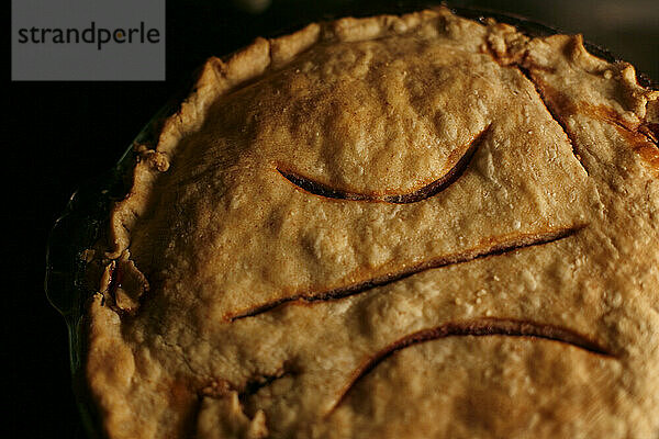 Ein hausgemachter Kirschkuchen  der im Ofen gebacken wird.