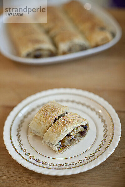 Zwei Stücke hausgemachter jüdischer Bio-Kekse aus Rugelach ruhen auf einem Vintage-Teller in einer Küche in Seattle  Washington.