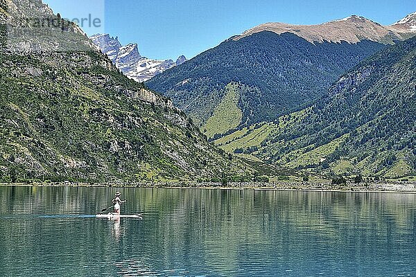 Dame beim Paddeln auf einem See in Chile