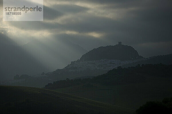 Die Festung im Dorf Zahara de la Sierra  Provinz Cádiz  Andalusien  Spanien.