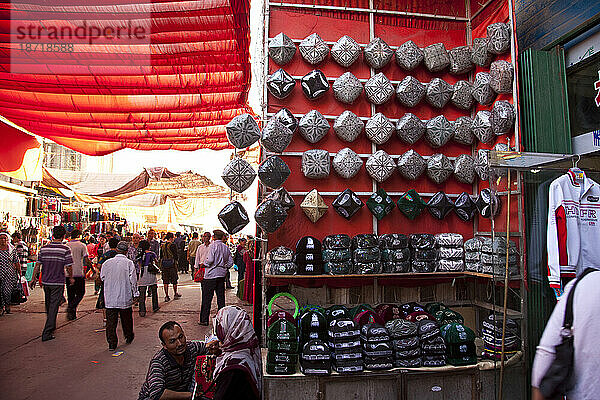Hüte zum Verkauf auf dem Basar in Turpan  Xinjiang  China.