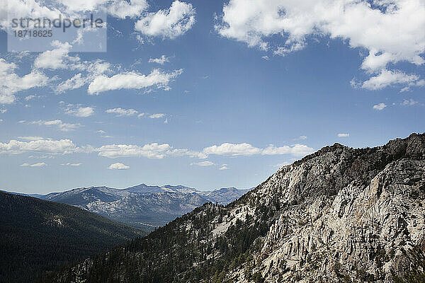 Ein Blick auf die Berge der Sierra Nevada vom Tahoe Rim Trail.