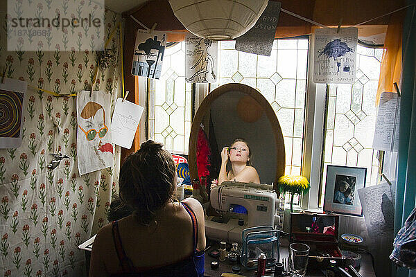 Eine junge Frau schminkt sich in ihrem Zimmer zu Hause in Seattle  Washington.