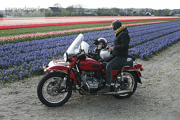 Zwei Frauen bereiten sich auf ein Motorradabenteuer vor.