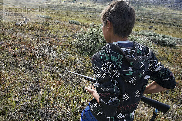 Ein 13-jähriger Junge jagt ein Karibu in einem Sommercamp für Pflegekinder in der Nähe von Nuuk  Grönland.