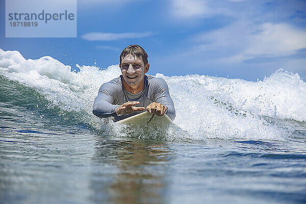 Surfer im Meer  Jimbaran  Bali  Indonesien