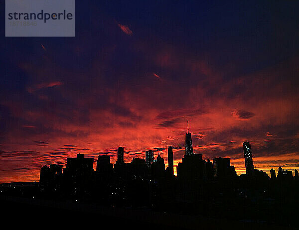 Feuriger Sonnenuntergang über dem Finanzviertel von New York City