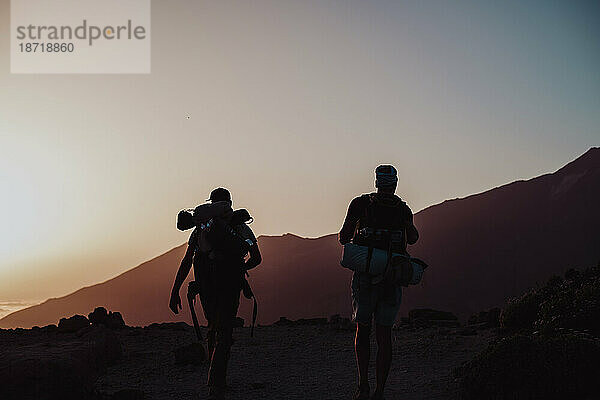 Wanderer wandern bei Sonnenuntergang im Berg Guajara in El Teide