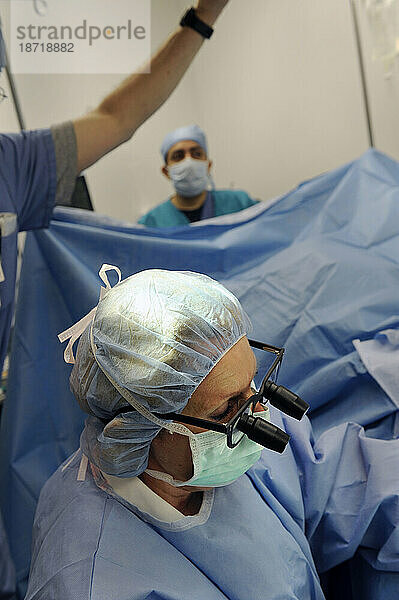 Dr. Siemionow führt eine Operation in der Cleveland Clinic durch.