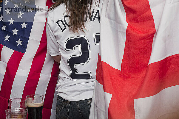 Fußballfans verfolgen das WM-Spiel zwischen England und den USA in einem Pub in Boulder  Colorado.