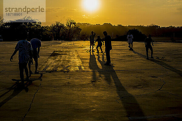 Mann springt im Sonnenuntergang auf Skateboard.Bali.Indonesien.