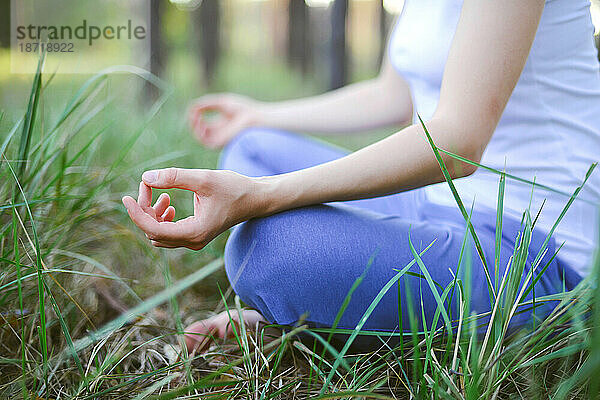 Frau praktiziert Yoga im Freien