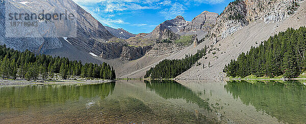 Spiegelungen im Wasser der Berge und Bäume in Ibon de Plan