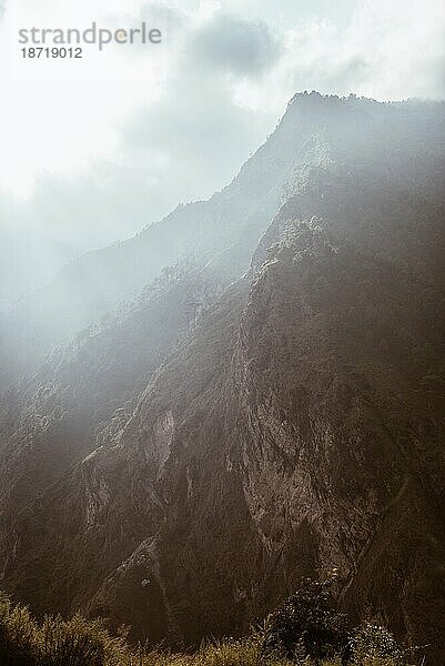 Bewölkter Bergblick in Asien