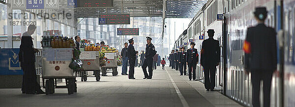 Bahnsteig in Urumqi  Xinjiang  China.