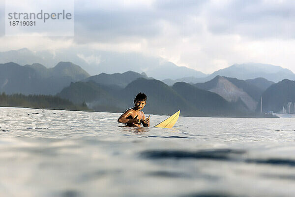 Junger Surfer im Meer