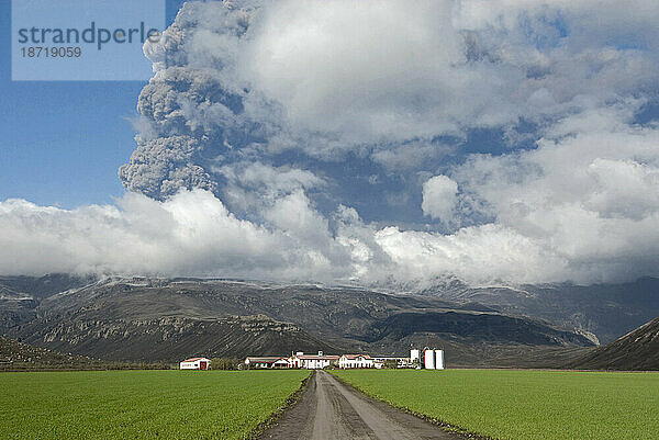 Von der Küstenstraße aus gesehen bricht die Aschewolke weiterhin vom Vulkan Eyjafjallajökull in der Nähe von Skogar  Island  aus.