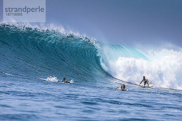 Surfen auf einer Welle. Insel Nusa Lembongan. Indonesien.