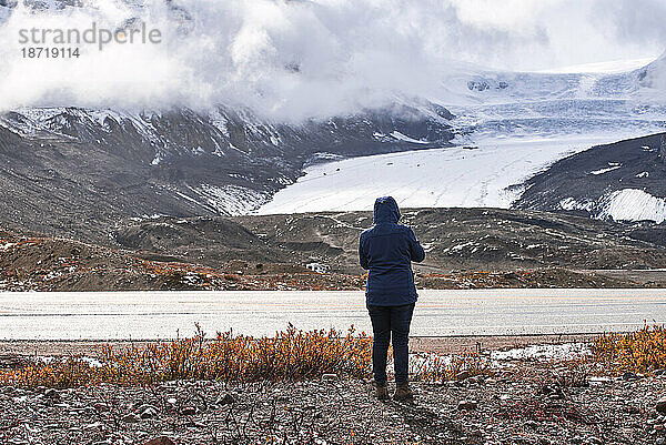 Frau beobachtet den Athabasca-Gletscher im Jasper-Nationalpark