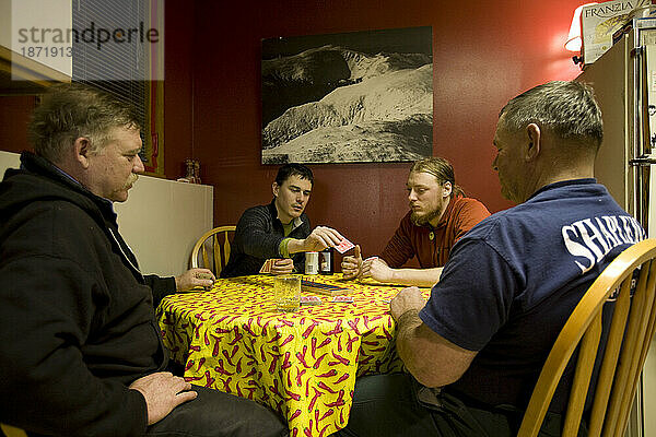 Eine Gruppe Männer entspannt sich beim Cribbage-Spielen am Mt. Washington Observatory.