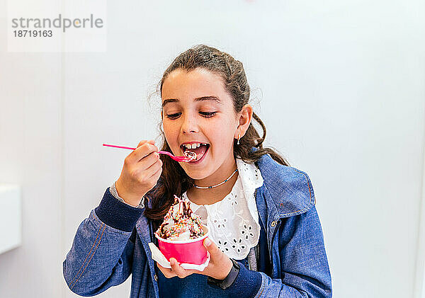 glückliches Mädchen  das Eis isst