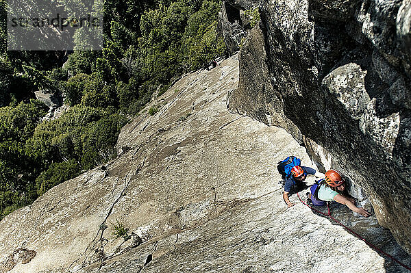 Ein Vater und eine Tochter klettern im Yosemite Valley.