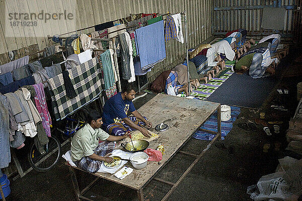 Ausländische Arbeiter übernachten in einem provisorischen Wohnkomplex in Singapur für 50 Personen in einem Zimmer.