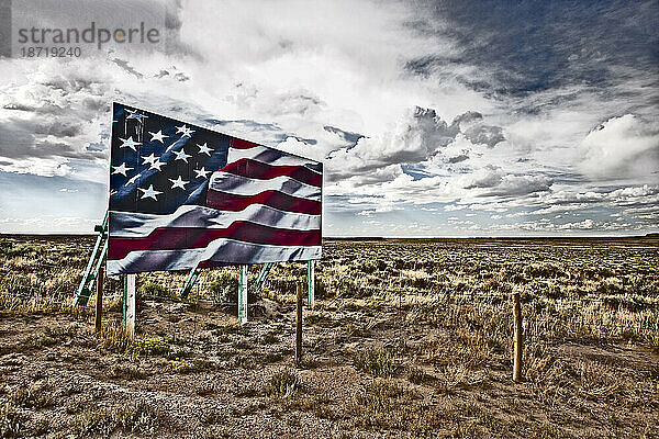 Die amerikanische Flagge auf einer Werbetafel in den Ebenen von Wyoming.