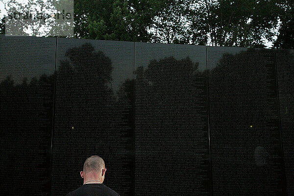 Menschen versammeln sich in der Nähe der Vietnam Veterans Memorial Wall in Washington  D.C.