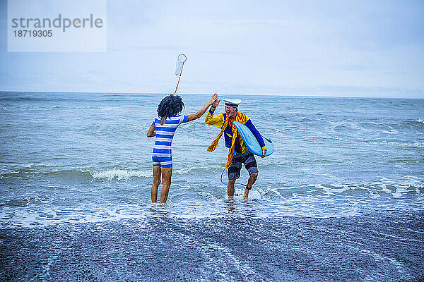 Surfen Sie in Karnevalskostümen  Bali  Indonesien.