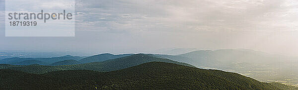 Ein Panoramablick auf eine weite Bergkette in Virginia mit Sonnenstrahlen.