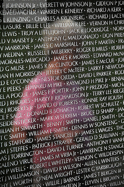 Eine Frau spiegelt sich in der Vietnam Veterans Memorial Wall in Washington  DC.