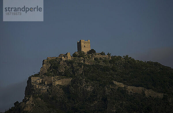 Die Festung im Dorf Zahara de la Sierra  Provinz Cádiz  Andalusien  Spanien.