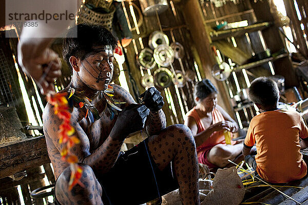 Mitglieder des Oro-Win-Stammes bereiten Vorbereitungen und Körperschmuck für ein bevorstehendes traditionelles „Festa“ oder eine Feier vor  Sao Luis Indian Post  Brasilien.