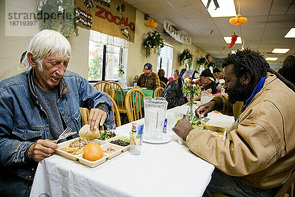 Ein Mann genießt eine kostenlose Mahlzeit bei Loaves and Fishes  einer gemeinnützigen Organisation  die Obdachlosen in Sacramento  Kalifornien  hilft.