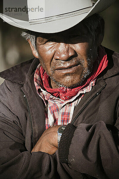 Porträt eines Tarahumara-Mannes mit Hut. Guachochi  Chihuahua  Mexiko.