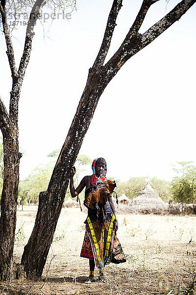 SAMI-DORF  OMO-TAL  ÄTHIOPIEN. Ein Porträt einer einheimischen Frau im Sami-Dorf im abgelegenen Omo-Tal in Äthiopien.