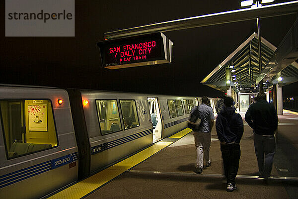 Ein Zug nach San Francisco wartet an der BART-Schnellbahnstation Dublin / Pleasanton in Dublin  Kalifornien.