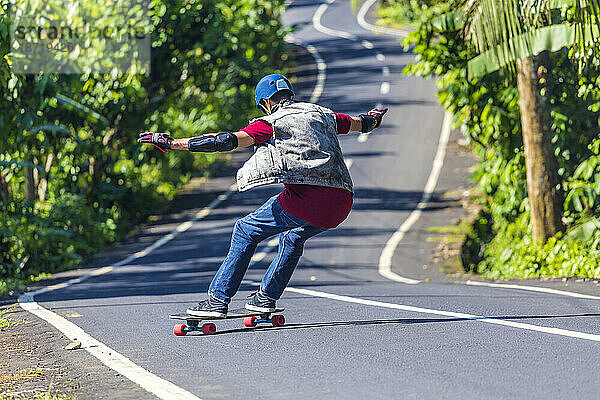 Longboard-Skateboarder in Aktion.