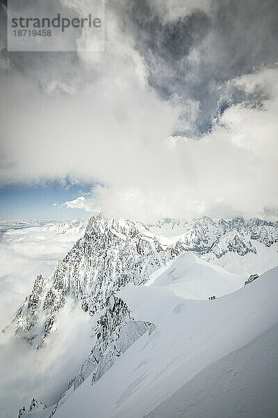 Eine Gruppe von Alpinisten wird von den spektakulären französischen Alpen in den Schatten gestellt