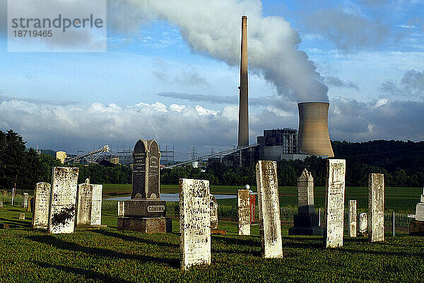 Kraftwerk Muskingum River im Südosten Ohios von einem alten Friedhof auf der Ostseite des Flusses.