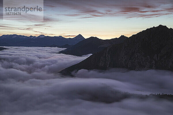 Nebel bei Sonnenaufgang von der Spitze einiger Berge