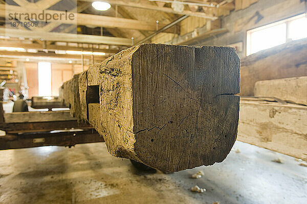 Ein altes gerettetes handgeschnitztes Holz wird in einer Holzrahmenwerkstatt in der Nähe von Deforest  WI  ausgestellt.