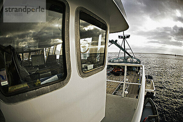 Blick vom Steuerhausdeck auf den Bug des Expeditionsschiffs