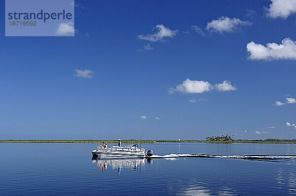 Boot im Chassahowitzka National Wildlife Refuge  am Golf von Mexiko  in der Nähe von Spring Hill  Florida