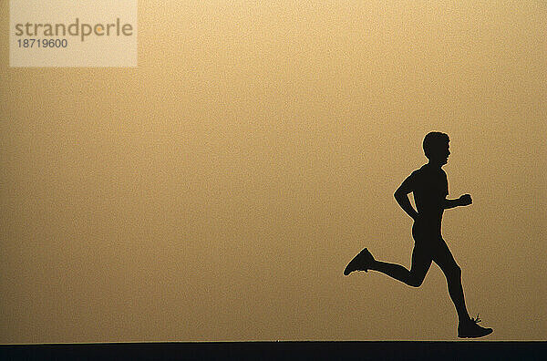 Silhouette eines Mannes beim Laufen.