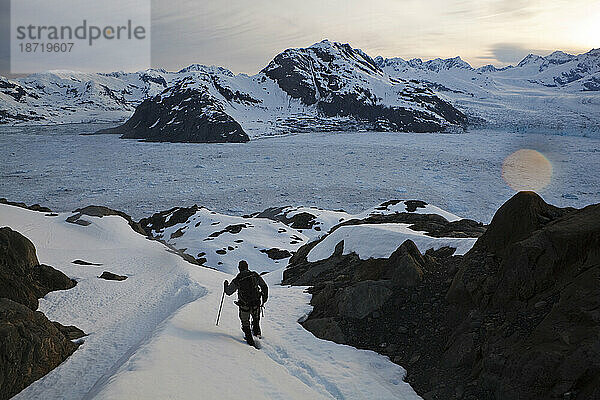 Ein Glaziologe wandert den Great Nunatak hinunter zum Lager am Columbia-Gletscher in der Nähe von Valdez  Alaska.