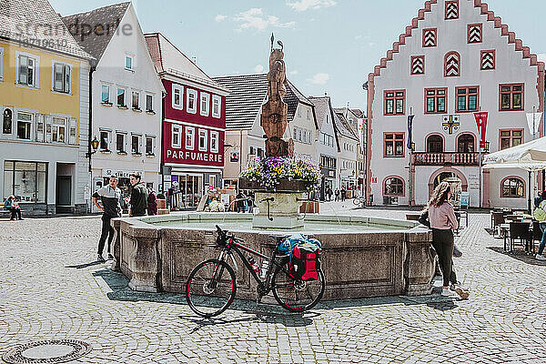 Fahrrad mit Bikepacking auf einem Platz in Deutschland